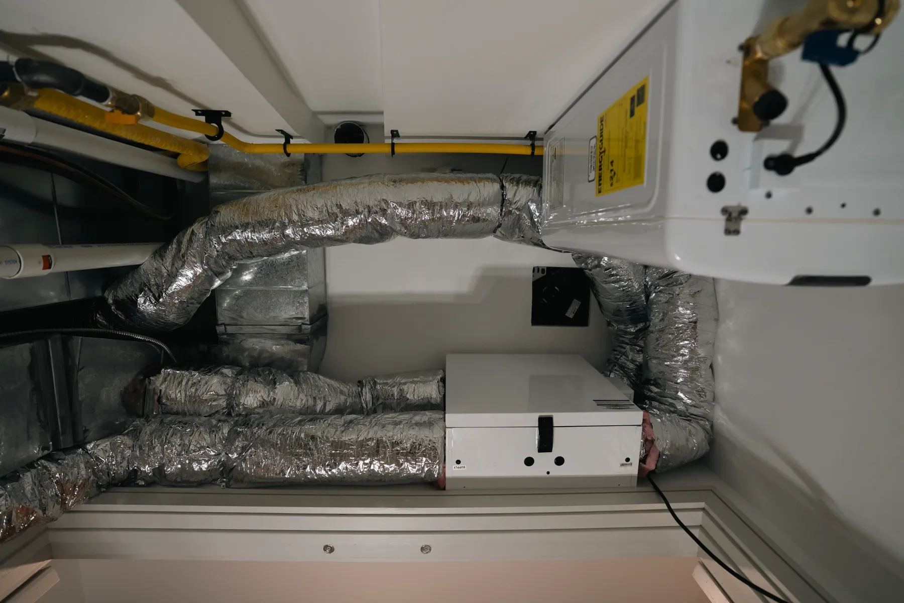 Ventilation equipment with insulated duct connections