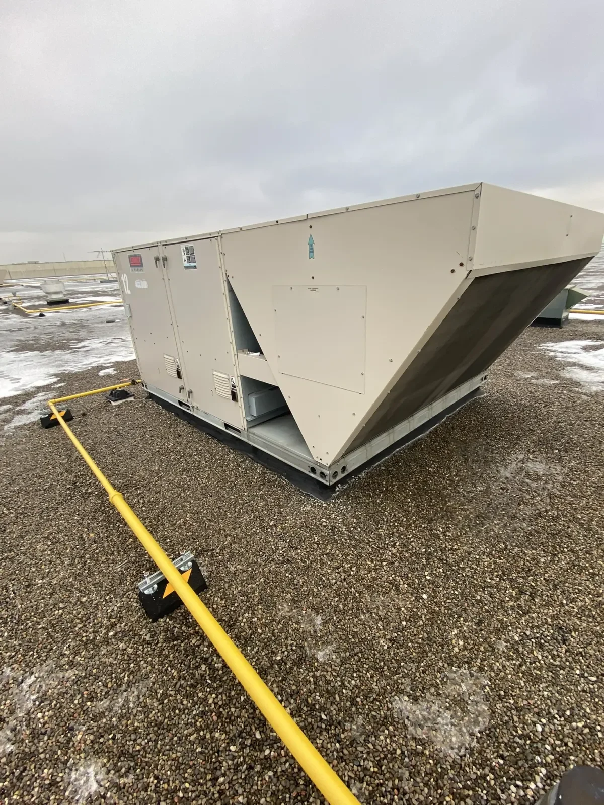 Commercial ventilation equipment and insulated duct connections